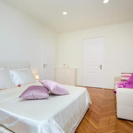Apartment Spacious 4 Bedroom