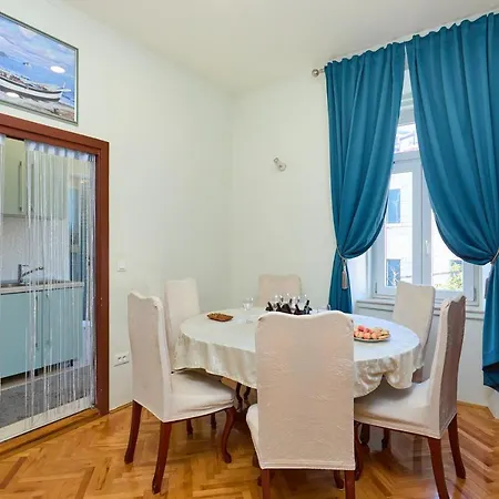 Apartment Spacious 4 Bedroom *