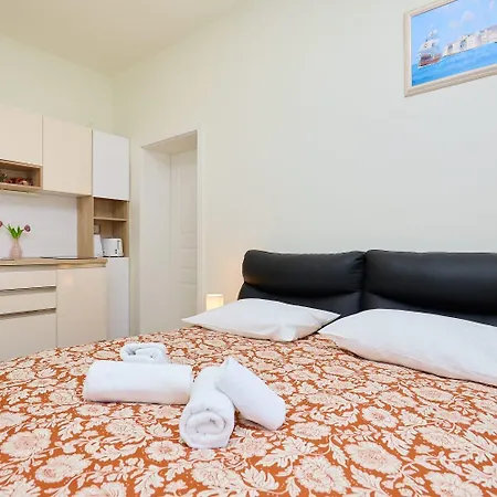Apartment Spacious 4 Bedroom *