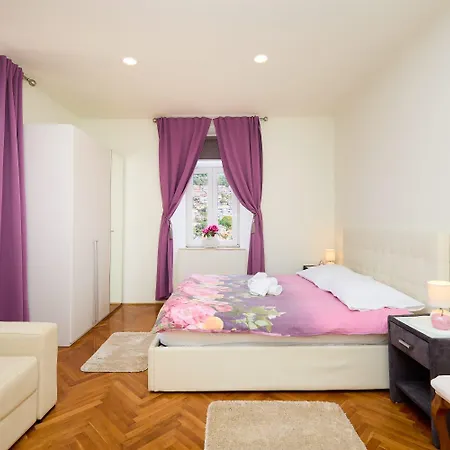 Apartment Spacious 4 Bedroom *