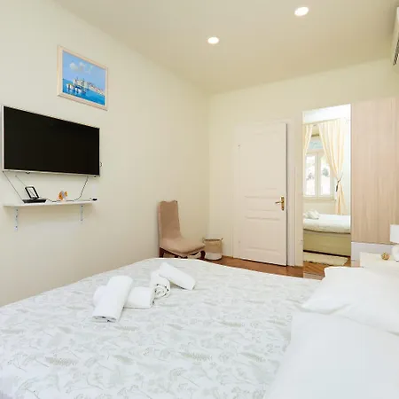 Spacious 4 Bedroom Lejlighed