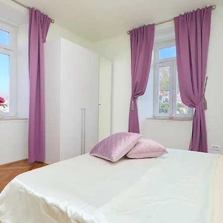 Apartment Spacious 4 Bedroom *
