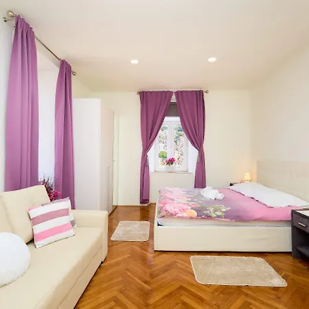 Spacious 4 Bedroom Apartament Dubrownik