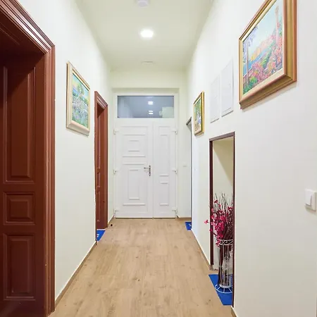 Spacious 4 Bedroom Apartmán