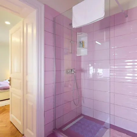 Spacious 4 Bedroom Apartmán