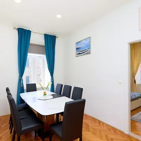 Spacious 4 Bedroom Apartmán *