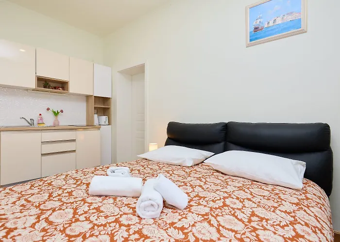 Apartment Spacious 4 Bedroom *