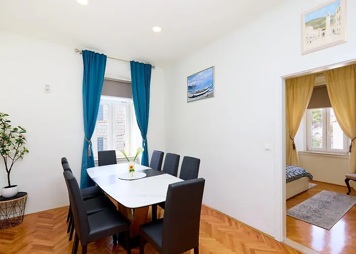 Spacious 4 Bedroom Apartment *